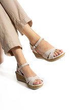 Bej Dolgu Topuk Sandalet Rahat Ayak Yapısına Uygun Ergonomik