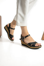 Siyah Dolgu Topuk Sandalet Rahat Ayak Yapısına Uygun Ergonomik